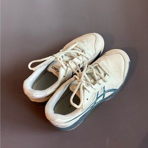 Kids ASICS hard court tennis shoes  with Navy Details